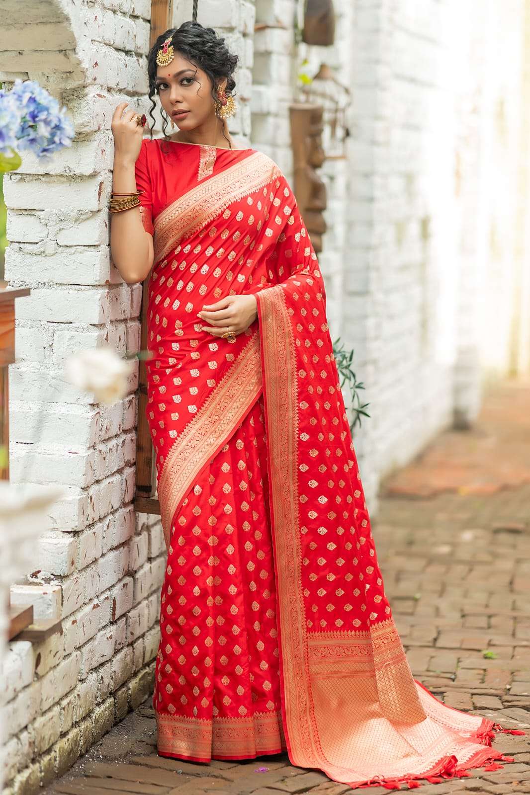 Weaves Beautiful Stylish Fancy Colorful Party Wear & Occasional Wear Soft Sarees At Wholesale Price